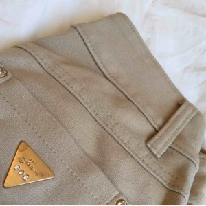  - !!!BUDA!!! Beige byxor från diabless. Aldrig använda. Storlek XS/S jag kan frakta men kan även mötas i stockholm!