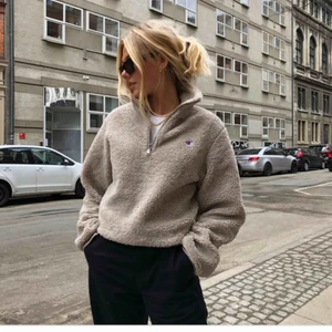  - Superfin jacka/tjocktröja från Weekday x Champion köpt för ett par år sen, finns inte kvar nånstans vad jag vet! Köpt för typ 1400 kr och väldigt sparsamt använd <33 