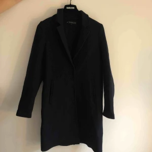  - Mörkblå, något tunnare kappa från Zara. Två tryckknappar och två fickor, rak modell. 