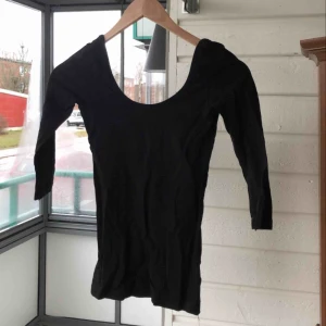  - Tröja i storlek XS. Säljes för 50kr. Kan mötas upp i Örebro.