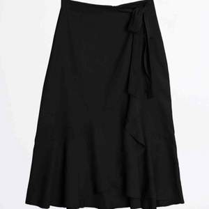 Lång kjol från Gina! Köpt i förra sommaren men endast använd 2-3 ggr. Fint skick:) köpare står för frakt