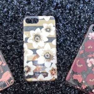  - Säljer iPhone 7/8 plus skal från Kate Spade (2 högra) och ett från Dabney Lee med flamingos! Knappt använda då jag snabbt därpå bytte telefon, därför i bra skick! 75kr styck!