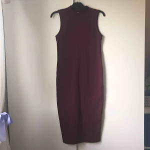  - Vinröd tajt långklänning utan ärmar. Skriv för mer info angående storlek✨