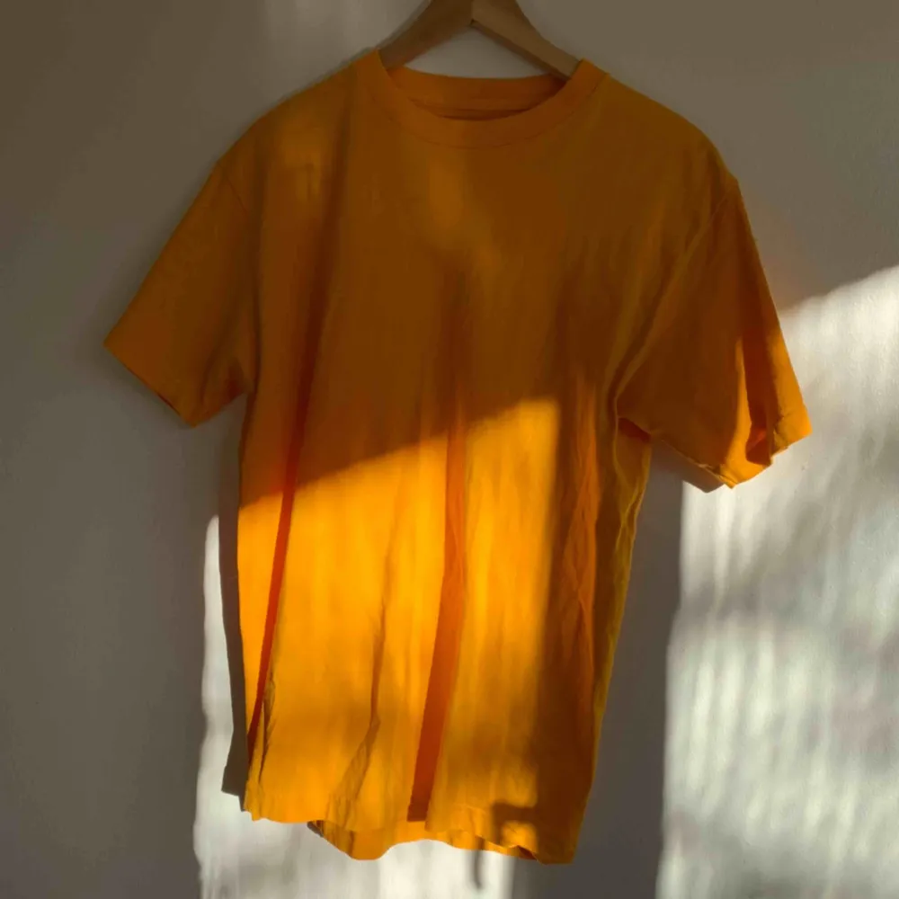 Det är en fin varm gul färg på denna tshirt🌞 använd 2-3 gånger! Står ingen stl i den men sitter som en M. Köpt på urban outfitters!. T-shirts.