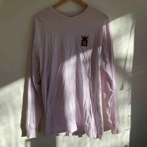  - En vit/rosa/lila färgad Stüssy longsleeve, se bild 2 för några knappt synbara fläckar som förmodligen går bort med lite vanish eller "dubbel"tvätt! (Tröjan är självklart redan tvättad)