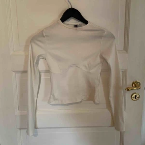  - En långärmad från hm, jättefin men är för liten :( så aldrig använd.    Köparen står för frakten, kan mötas upp i norrtälje eller Stockholm. 