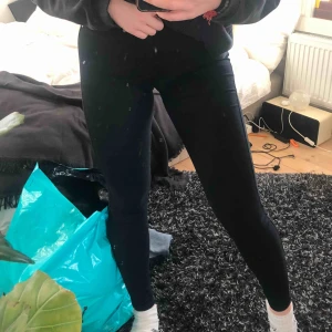  - Svarta tajta högmidjade jeans