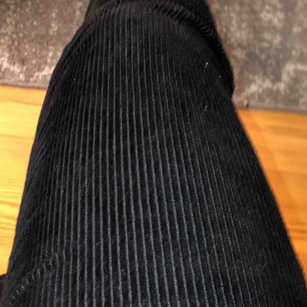 Svarta Manchester byxor, använda 1 gång. Relativt korta i benen, är 162 och dom sitter en bit över ankeln på mig. Köparen står för frakt. . Jeans & Byxor.