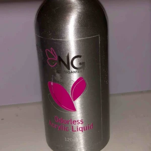  - Akrylvätska nästan helt full 