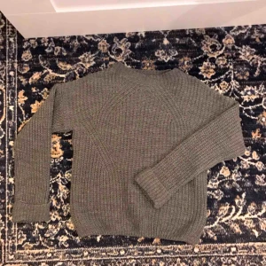  - Snygg grå stickad tröja💗 frakt tillkommer
