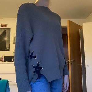 Oversize tröja ifrån Zara, passar xs-m beroende på hur man vill att den ska sitta, köparen betalar frakt☺️