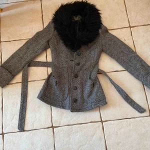  - En lite tjockare vår jacka använd mindre en 10 gånger är i bra skick lite stor i storleken men inte så mycket tillkommer 30kr i frakt vet it riktigt nypriset