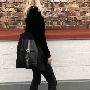  - UF företag. Välj valfritt tryck på ditt plagg eller tygpåse, gå in i vår profil för att se alla våra tröjor och tygpåsar. Se alla tryck på sista bilden.