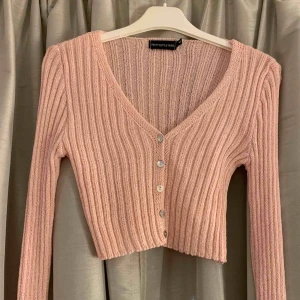  - Helt ny stickad tröja, endast testad. Strl s 