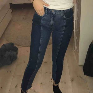  - Helt oanvända jeans från Nakd i storlek S. Lite stora för mig där av att det inte kommit till användning. Det är två olika jeans färger med en slitt ner till💕