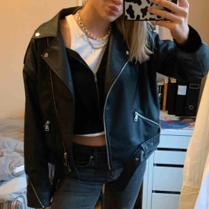  - (OBS: Helt ny, den på bilden är min, den jag säljer är oöppnad.) Storlek 40 för att vara mer oversized. Från Nelly/missguided. Säljer pga för jag beställde 2. Säljaren står för frakten, men kan mötas upp i Sthlm. Kan gå ner i pris vid snabbare affär💖💖