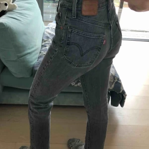  - Levis 501 crop, straight leg 25x25 Super coola, fint skick, lite urtvättade men tycker personligen att det är snyggare. Är ca 165 och har 36 i det mesta. Buda! Nypris 1100kr