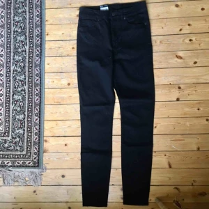 - Helt oanvända jeans från Monki i modellen Oki. Storlek 29. Köpta för 350kr, men är aldrig använda så prislappen sitter kvar.