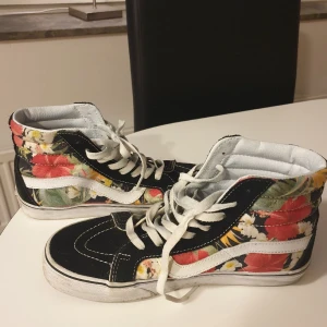 Vans, strl. 39 - Sjukt snygga, men används inte här tyvärr :(( använda en gång så de är i princip nyskick. Frakt kan diskuteras.