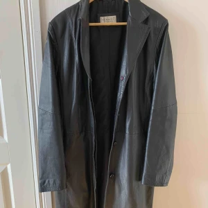  - Lång  vintage läderkappa från hennes. Frakt 67kr