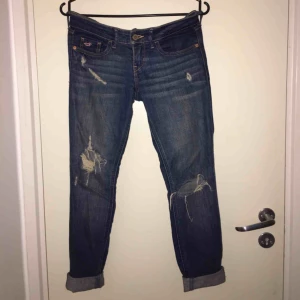  - Stretchiga jeans med slitningar, uppvikta på bilden för att de ska vara i ankellängd men går lika bra att vika ner så är dom i normallängd. 