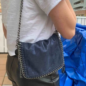  - Säljer denna Stella McCartney inspirerade väskan som är glittrig och mörkblå✨💙 så fin och perfekt storlek