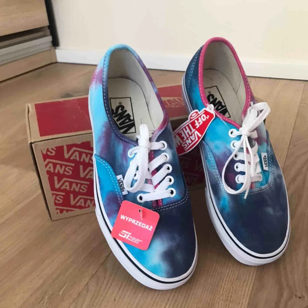 Helt nya Vans i superfina färger! Lite tiedye/galaxykänsla. Kommer i originalkartongen. Skor.