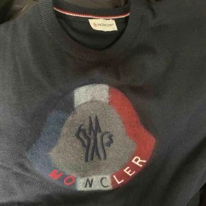  - Moncler tröja riktigt fin.