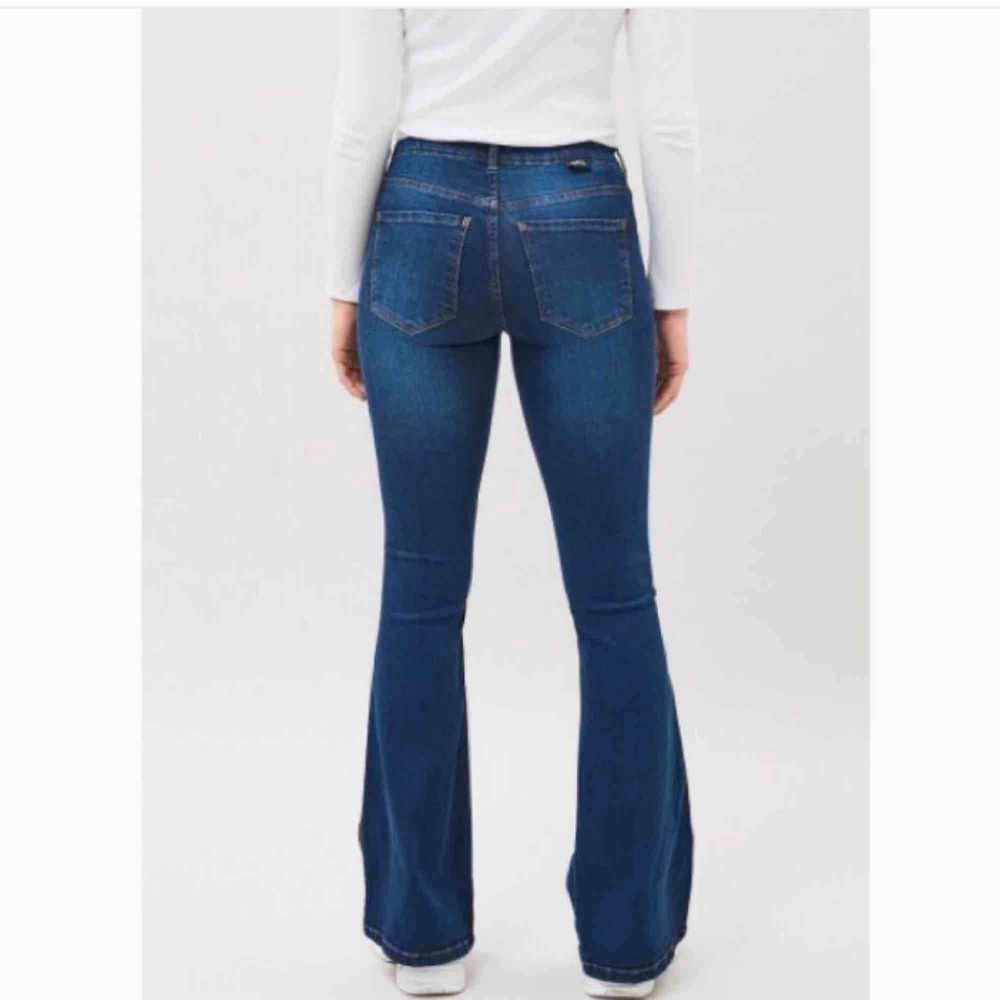Helt nya bootcut byxor ifrån Dr.Denim i modellen ”Macy”. Detta är mina absoluta favorit byxor jag ÄLSKAR dem, säljer pga jag råkade beställa två par. Jätte stretchiga & sitter så fint på, framhäver kroppen bra! Dem är ljusare än på bilden💕 Nypris 700kr. Jeans & Byxor.