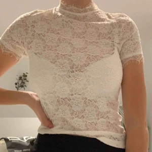  - Fin spetströja ifrån Gina Tricot. Storlek XS men skulle säga att den passar en S också. Säljs för att den inte kommer till användning längre. Ska den skickas betalar köparen frakten🦋💗