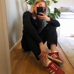  - Asballa skor från adidas! Obs, det är en svart prick på den ena skon, men tror det går bort om man bara putsar lite :) köpare står för frakt ❤️