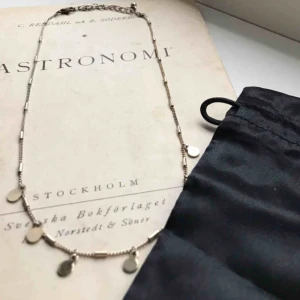  - Superfint halsband från HM som inte kommer till användning. Använd men i bra skick. Skickas i den svarta påsen på första bilden:). Köpare står för frakten (10kr) skriv för längd på halsbandet m.m🥰❤️