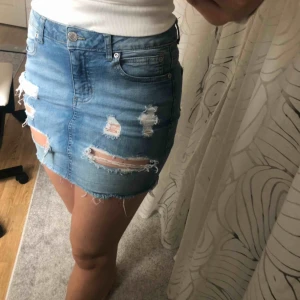  - Mycket fin jeanskjol i mycket fint skick. Aningen kort på mig som är ganska lång (175cm). Kjolen sitter väldigt bra och är även mycket bekväm. Priset kan diskuteras vid snabb affär:)