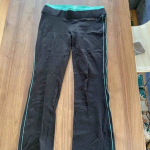  - ETT PAR MJUKIS BYXOR! Med texten ”Pineapple” både fram och bak. ☺️ I väldigt gott skick! Går att mötas upp i Stockholm eller frakta. (Köparen betalar för frakt). Betalning via Swish ✅