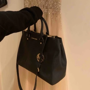  - Säljer min Michael kors väska! Då jag inte får användning utav den! Väskan är otroligt rymlig och får plats med dator! Och böcker! Knappt använd! Fint skick! Kan diskutera pris! Köpt för 4200 i butik! 