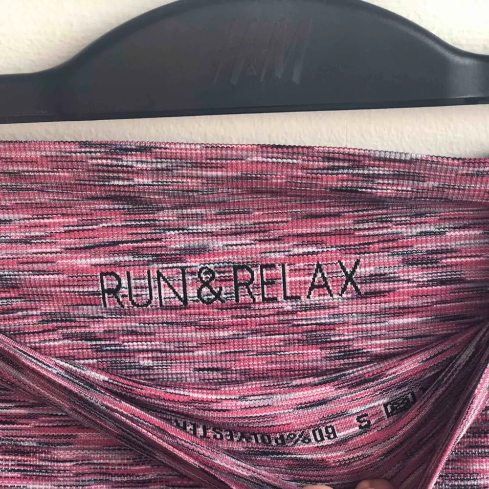 Fina Pilates/yogapants från Run & Relax, rosamellerade med svart och ljusgrått. Använda fåtal gånger. Möts upp i Stockholm, annars står köparen för frakten. . Jeans & Byxor.