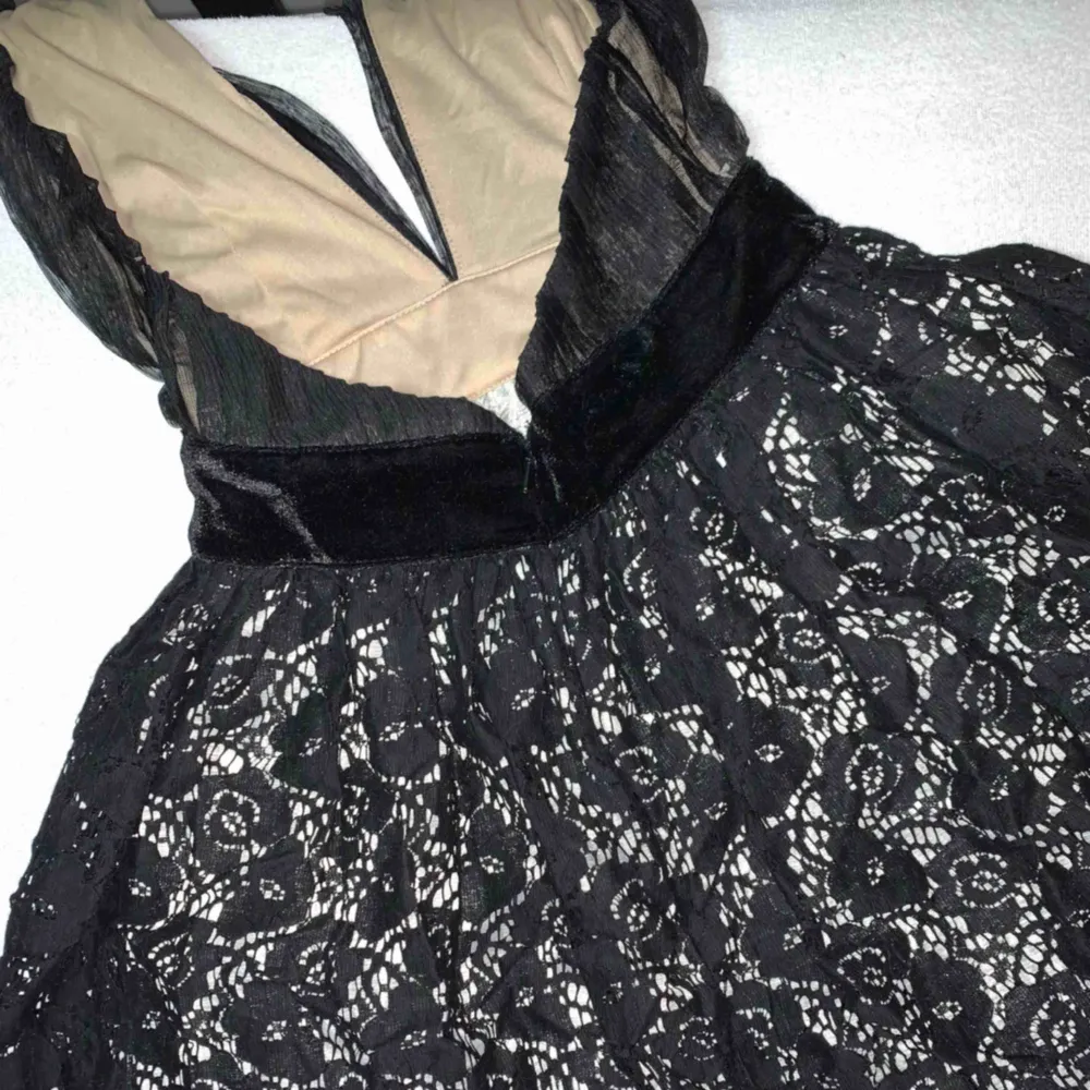 Riktigt söt klänning med spets från asos ny oanvänd storlek xs. Klänningar.