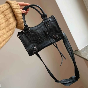  - Väska från noella. Använd 1 gång. Frakt på 63kr tillkommer 