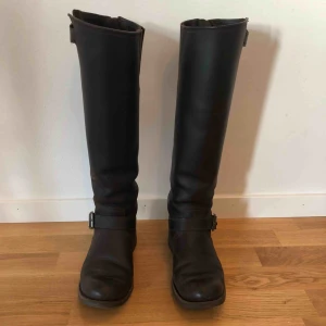  - PrimeBoots  Modell: Engineer High 14 Old Crazy Storlek: 37 Färg: Mörkbrun med guld detaljer  Använda Max 20 ggr. Och är 4 år gamla.  Inga märkningar på dom alls då jag använt dom så få gånger. Nypris nu är 3500kr.