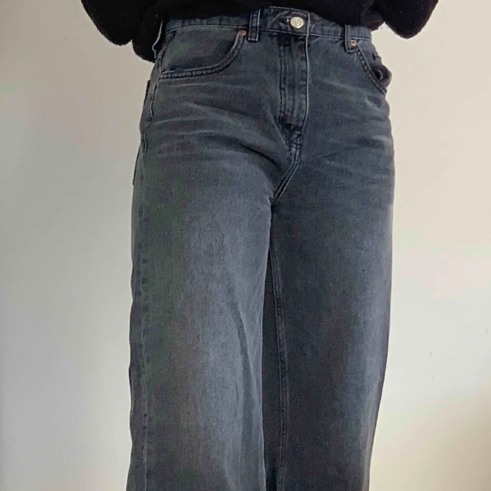 Wide - jeans straight leg - washed black från top shop ordinarie pris 529 kr, säljer pga för korta . Jeans & Byxor.