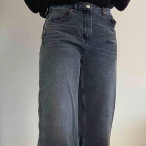 Wide - jeans straight leg - washed black från top shop ordinarie pris 529 kr, säljer pga för korta 