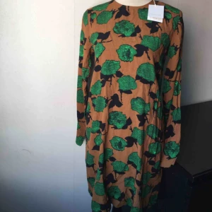  - Ny klänning med lappar kvar från samsoe samsoe i storlek xs. Nypris 1199kr.