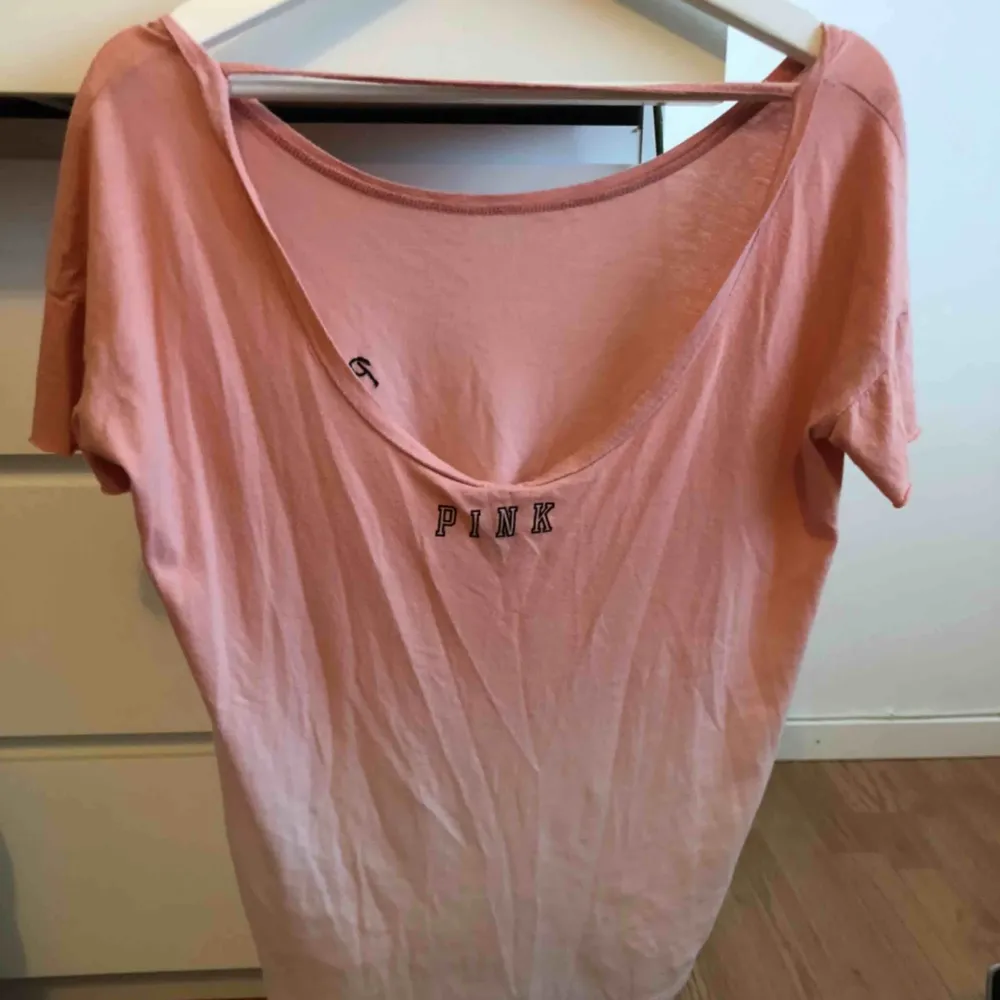 stretchig ljusrosa ombre t-shirt från pink, sparsamt använd och passar även strl s! 😊 frakt på 22kr tillkommer ✉️. T-shirts.