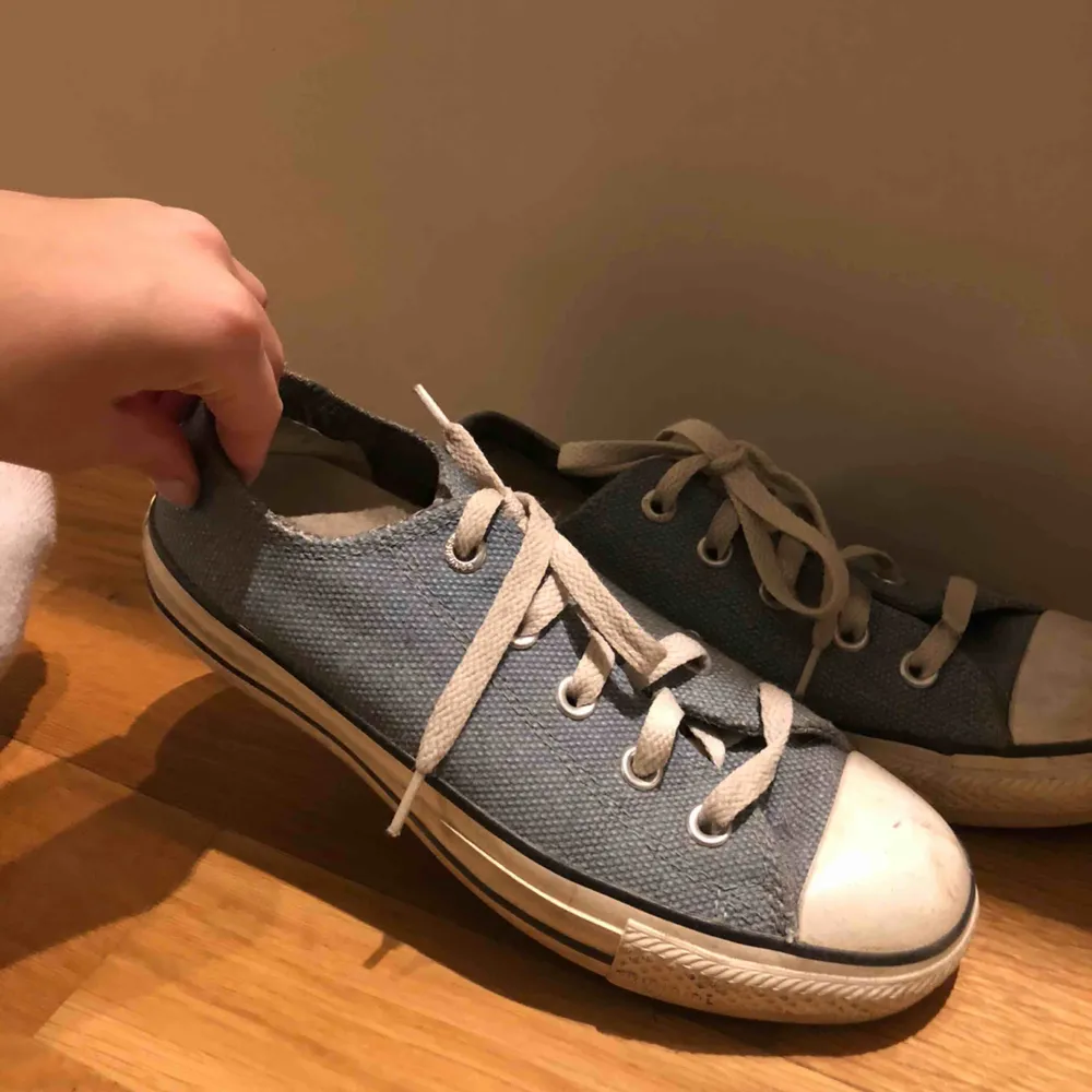 Säljer dessa snygga Converse skor köpta på second hand men endast använda 1-2 gånger och är i väldigt bra skick! Köparen står för frakt!. Skor.
