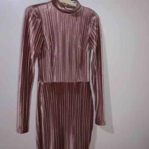  - Snygg klänning använd endast en gång. Passar storlek XS och har en öppen rygg som slutar vid midjan.