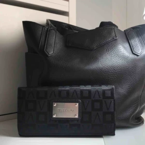  - Jättefin plånbok av märket VEZZANO . Den är i bra skick och är jätte användbar Har plats för kort , sedlar , mynt och även mobil :) 