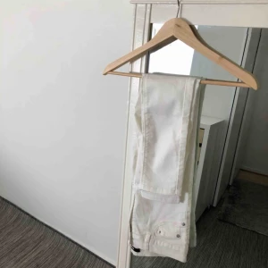  - Vita högmidja ankle jeans byxor i storlek S. Rätt stretchiga och bekväma. Väldigt bra skikt. Använt endast två gånger. Kontakta för fler bilder och frågor! Frakt förekommer.