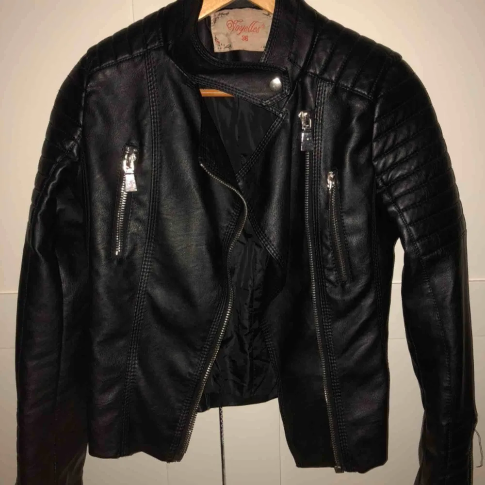 Säljer nu min svarta moto jacket från Chiquelle då den har blivit för liten. Jag köpte den för ca 1 år sedan och den är sparsamt använd.. Jackor.