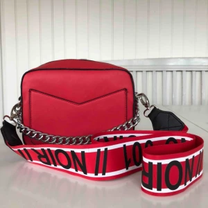  - Jättefin röd väska med brett axelband från asos, knappt använd, köpare står för frakt :)