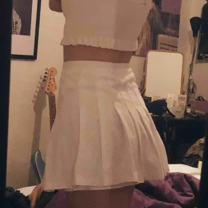  - Supersöt tennis/cheerleaderkjol med stretch vilket gör att den passar nästan alla! Köpt i Tokyo men aldrig kommit till användning, superfint skick. Köpare betalar frakt 💕💕💕